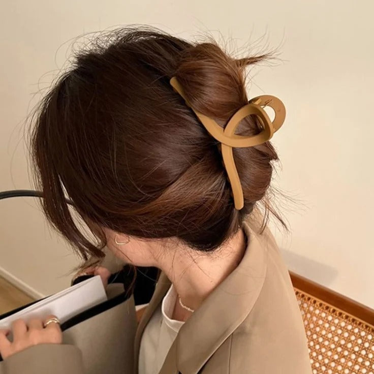 Large Matte Twist Hair Claw
